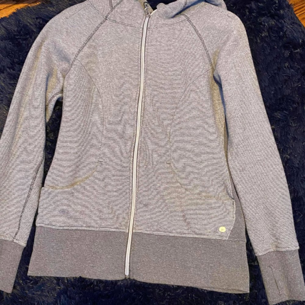 ✨Grey zip-up sweater
